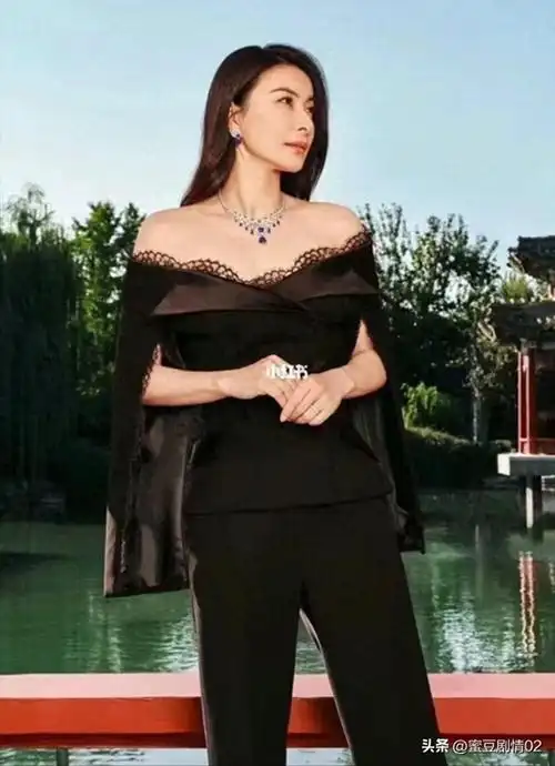 看了郭晶晶的打扮,我才懂得:裙不上膝,衣穿合身,才真高级优雅_款式