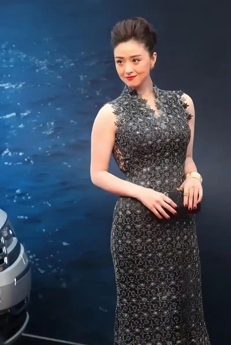 蒋欣的令人瞩目发型展现出了一股强大的个人力量,而紧身裙的搭配则为