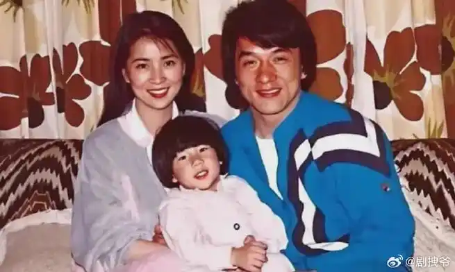 成龙70岁还给老婆办了个生日派对,俩人还特意穿了情侣装,他最终还是爱