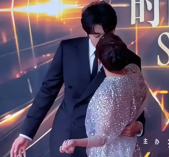 时尚盛典红毯:金晨秀恩爱,吴宣仪的腿,娜扎的妩媚,喻言惹争议_礼服