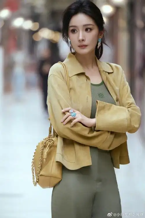 杨幂好像在和天鹅鞠躬##被鸽子包围的杨幂好局促