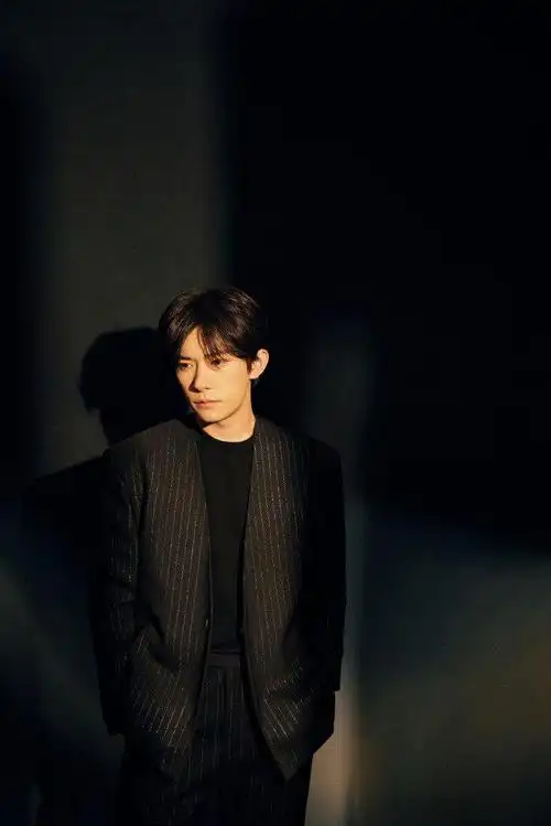 易烊千玺竖纹西装造型优雅帅气质感满满有被西装千玺苏到