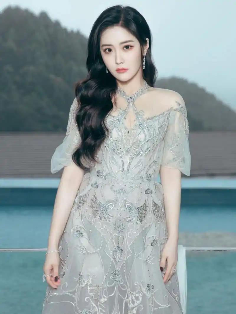 硬糖少女王艺瑾拍户外写真穿搭