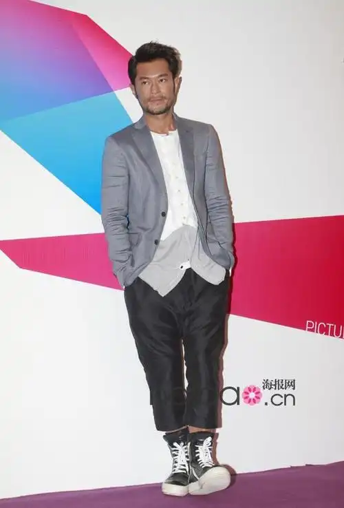 一向低调的古天乐最近忙着出席三部主演电影的宣传活动,亮相造型与