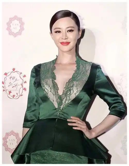 关悦顾前不顾后一片式礼服秀凹凸感网友佟大为有福了