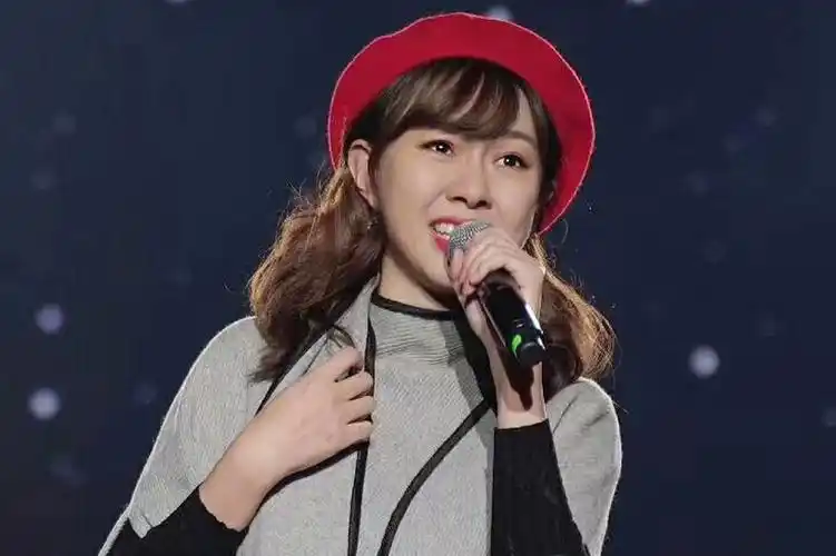 台湾省贺岁公主卓依婷广安再翻唱童年戴小红帽又现少女模样