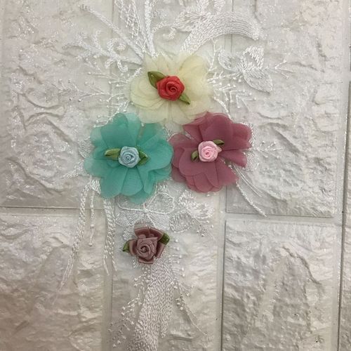 手工立体花白底加三色小花朵服装搭配