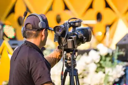 专业摄影师-覆盖一个活动现场和记录在户外的视频照片