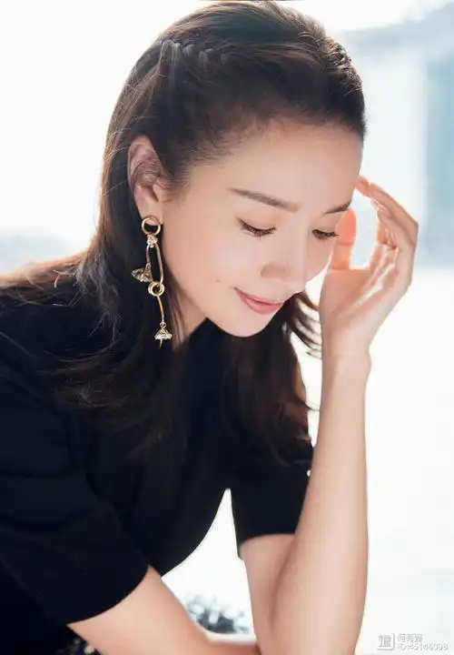 董洁剪短发像土大婶,留了长发秒变"小妖精",38岁嫩回18岁少女