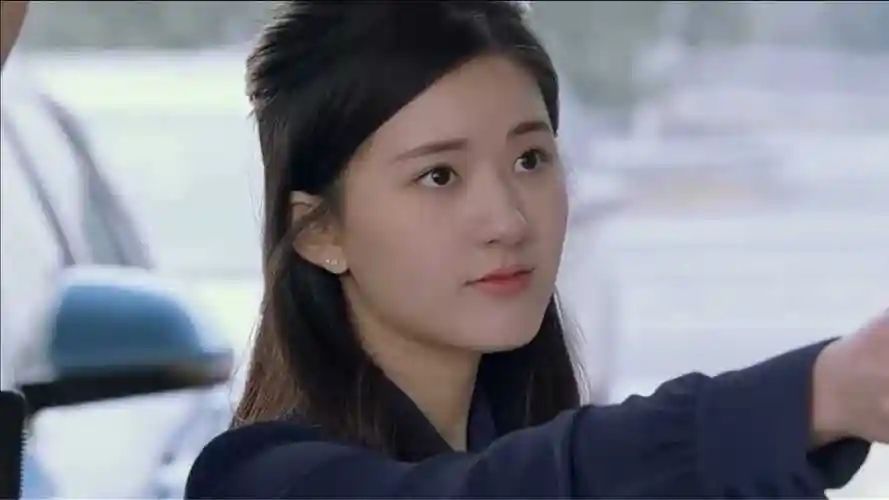 蓝色生死恋:赵露思演技不错,女孩一心想赚钱,面对顶级帅哥不为所动