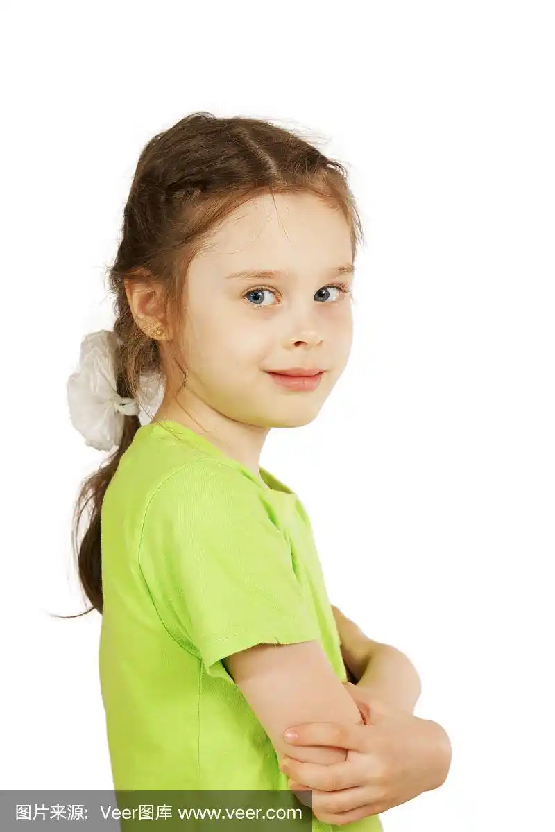 穿绿色t恤的小女孩微笑着侧身站着