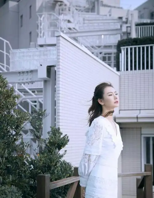 戚薇可盐可甜风,多了一些精致高贵,给人一种大气的感觉