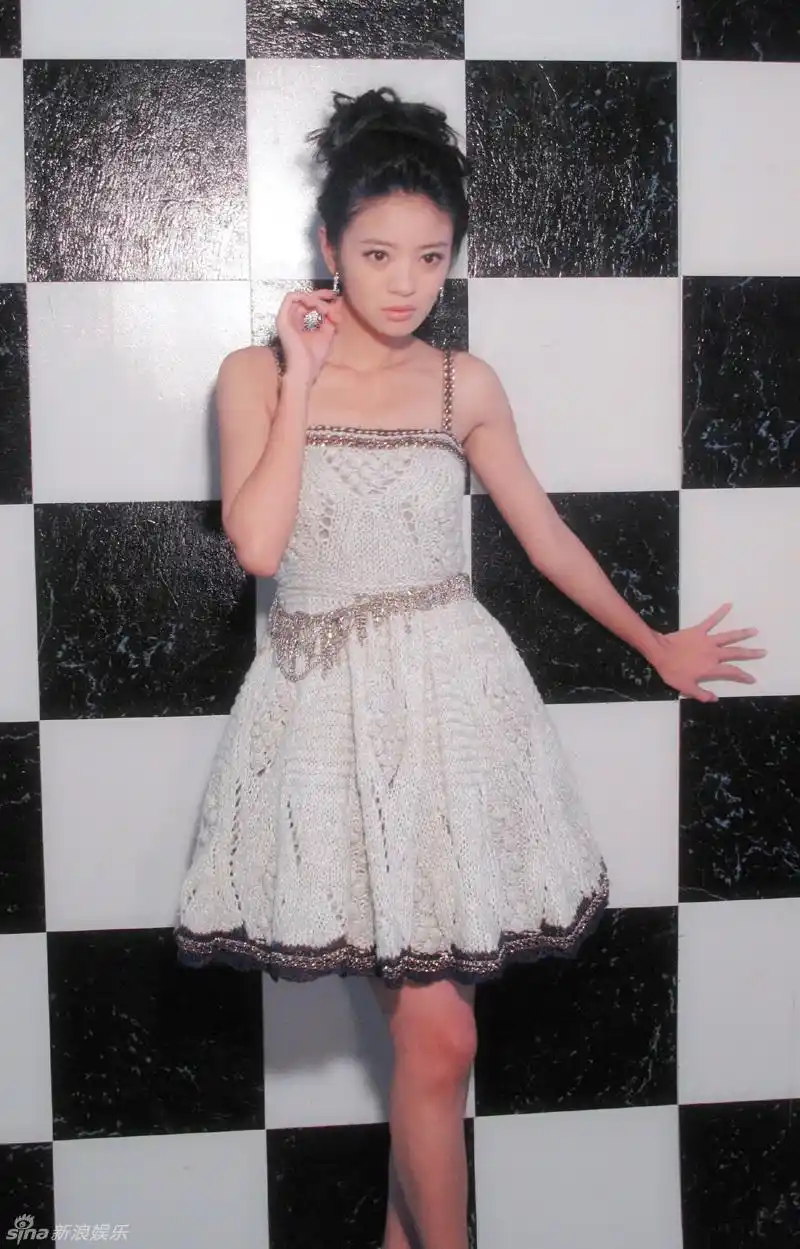 安以轩短裙甜美风