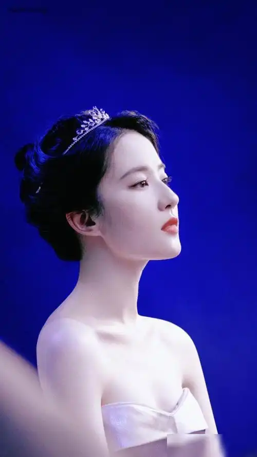 刘亦菲归国重回天仙颜值头戴千万皇冠营业尽显仙人之姿