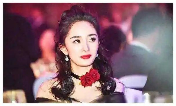 原创17岁杨幂被49岁成龙搂在怀里网友一眼看破整容疑云