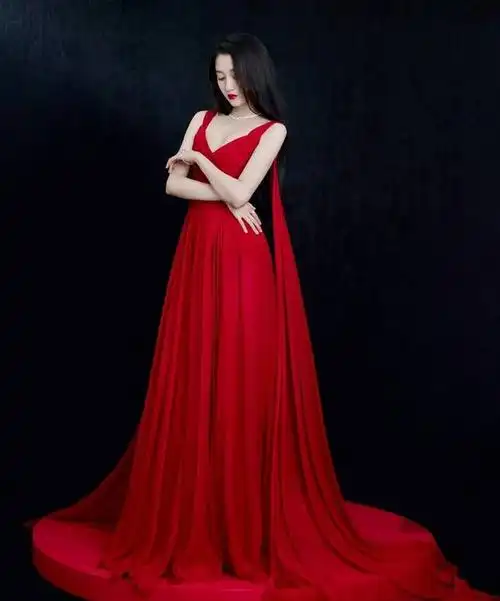 关晓彤高开叉红色长裙宛如仙女下凡