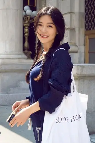 田海蓉纽约街头浅笑回眸 娇俏麻花辫少女感出镜