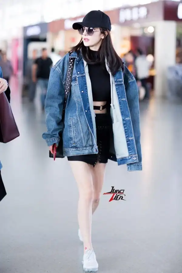 街拍图片 明星街拍 杨幂最新机场街拍身穿oversize中长款牛仔外套