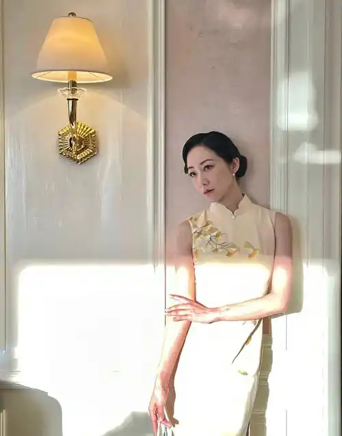 韩雪身穿明黄色旗袍,气质温文尔雅.她的腰肢纤细粗壮,侧脸精致.