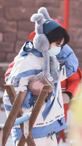 贺峻霖滑雪新图