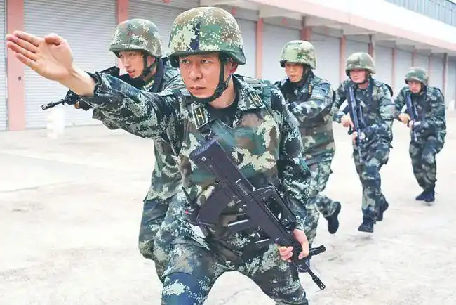 武警某部机动三支队机动五大队大队长张辉 在某部机动三支队驻训场上