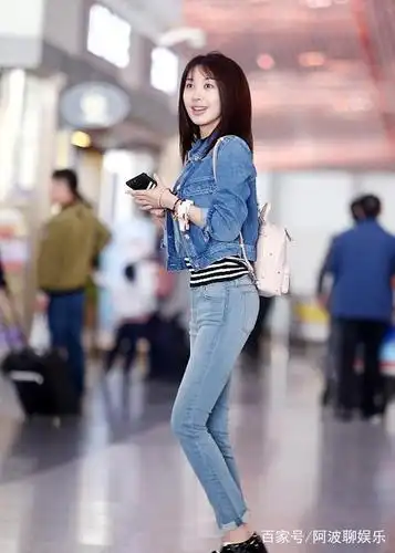 李菲儿真会穿,拼接牛仔裤搭配"没洗鞋",气场一米八