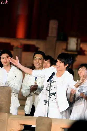 30 奥运100天晚会现场   节目:演唱歌曲《北京欢迎你》   地址链接