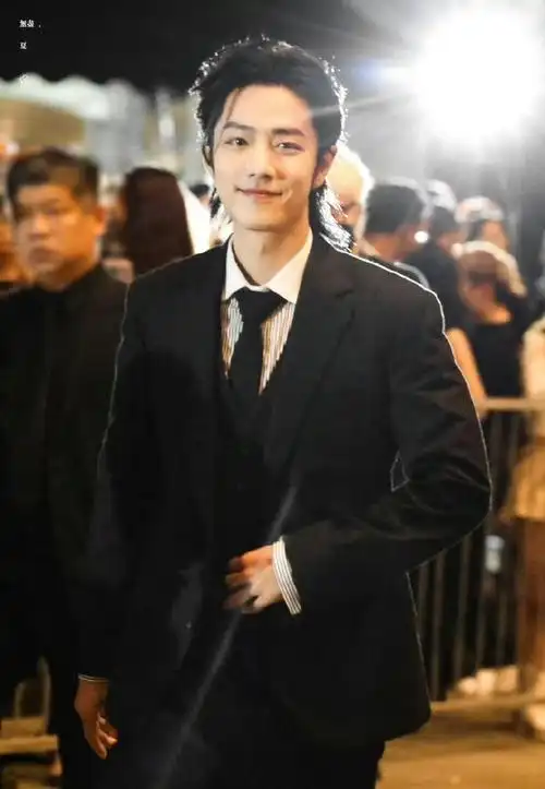 肖战西装狼尾大背头的造型真的太鲨人了吧!