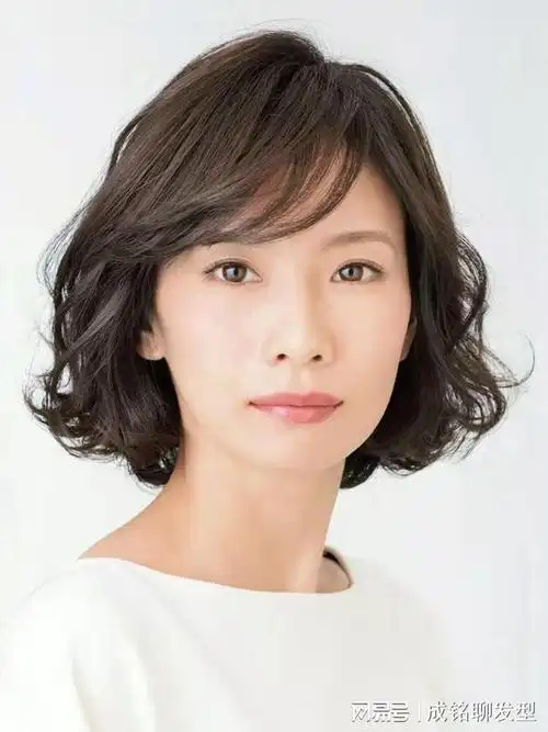 再比如这款发型,就是短发中的短中款.长度在下巴位置.