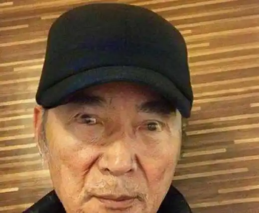 焦恩俊也不例外,发际线堪忧,发福圆润,皮肤松弛,虽然这都是这个年龄的