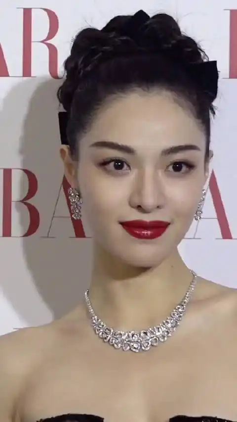 钟楚曦一身黑白波点修身鱼尾裙