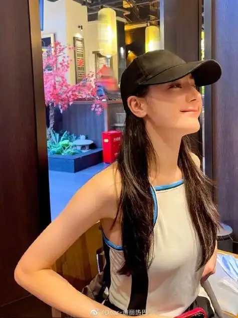 迪丽热巴多巴胺随拍俏皮可爱嘴角微扬笑容甜美