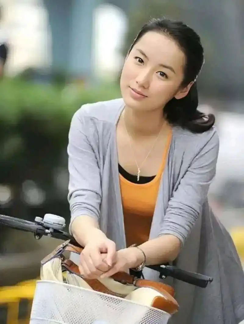 吕一,1984年1月8日出生于重庆市渝中区,毕业于北京舞蹈学院,中国内地