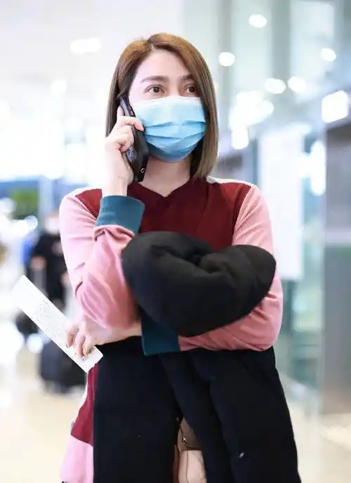 51岁洪欣真显年轻,拼色上衣搭牛仔裤走机场,剪齐肩短发利落减龄_衣服