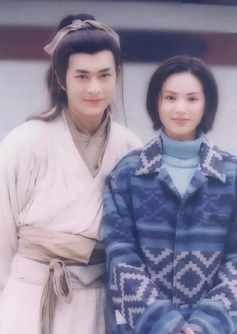 1995年,古天乐和李若彤在拍摄电视剧《神雕侠侣》时的片场合 - 抖音