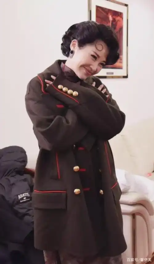 51岁许晴夜走锻炼生图流出,身材苗条玲珑有致,少女感满满