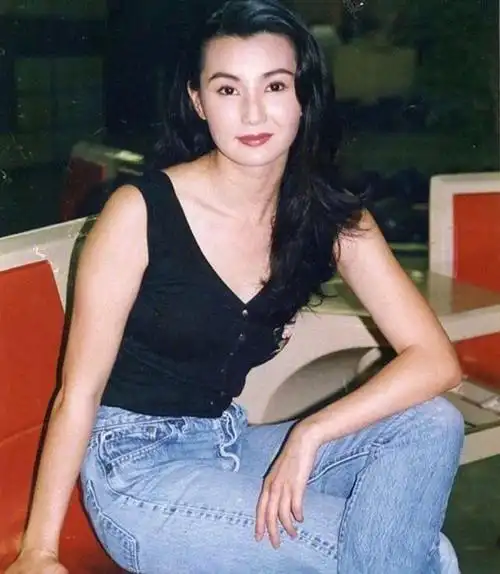 终于,在1982年,张曼玉回到了她的故土香港,并且正式踏入了演艺圈.