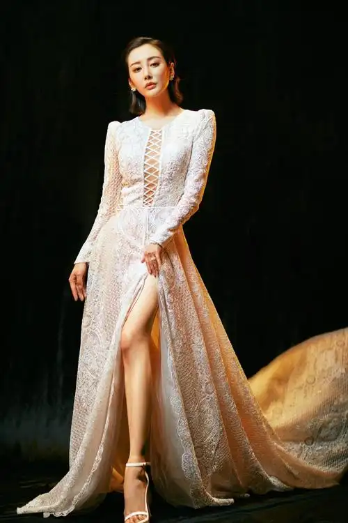 李纯真是尤物身材,一袭蕾丝连衣裙镂空 露背太美,没身材不敢穿|李纯