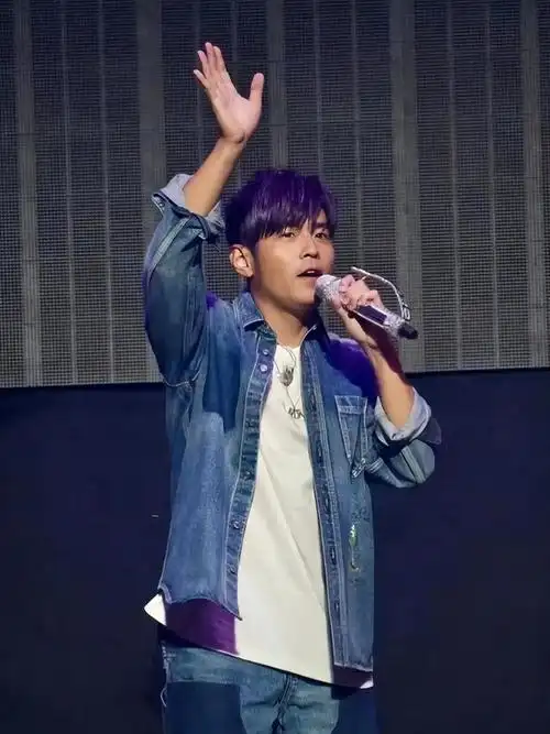 周杰伦演唱会门票秒售空,场内外人数近20万,周董依然华语顶流!