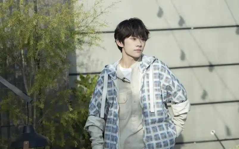 易烊千玺卷发时尚帅气图片99