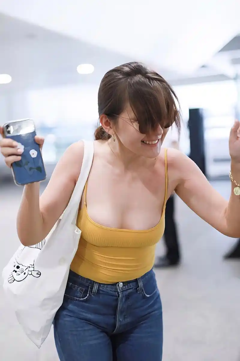 热依扎穿衣敞亮大胆,亮相机场太吸睛,鹅黄吊带秀出好身材,身材袅婷