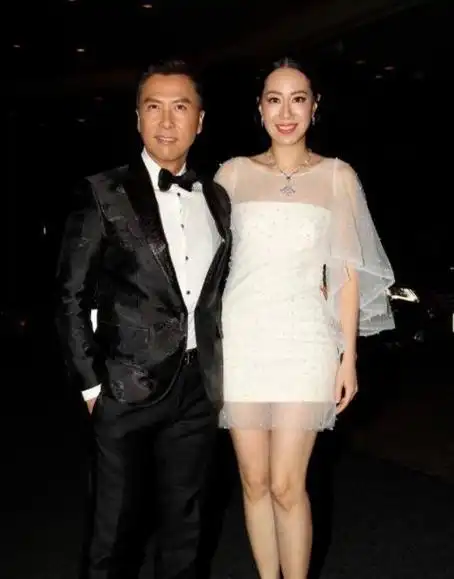 甄子丹老婆汪诗诗身材绝了穿挂脖无袖连衣裙出席活动高挑纤瘦