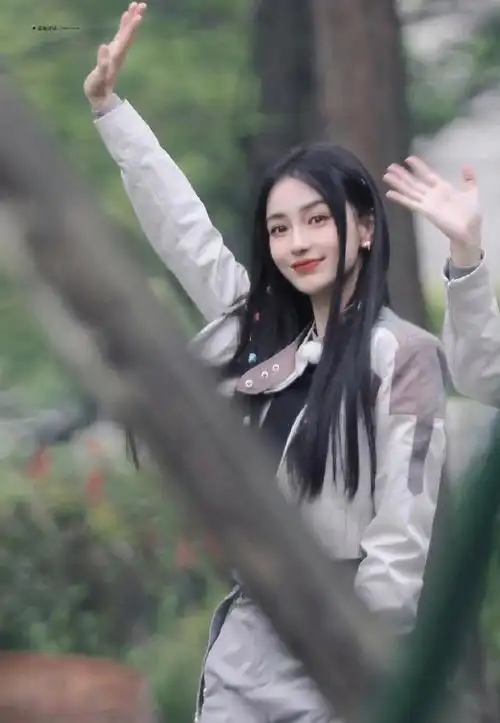 跟随时尚女神angelababy,get清新可爱的麻花辫披发造型