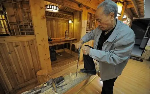 贵州老匠人自建木屋:传统榫卯不用一颗钉