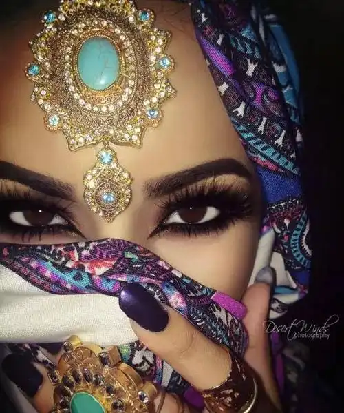 神秘的面纱下透彻心底之美的阿拉伯女郎