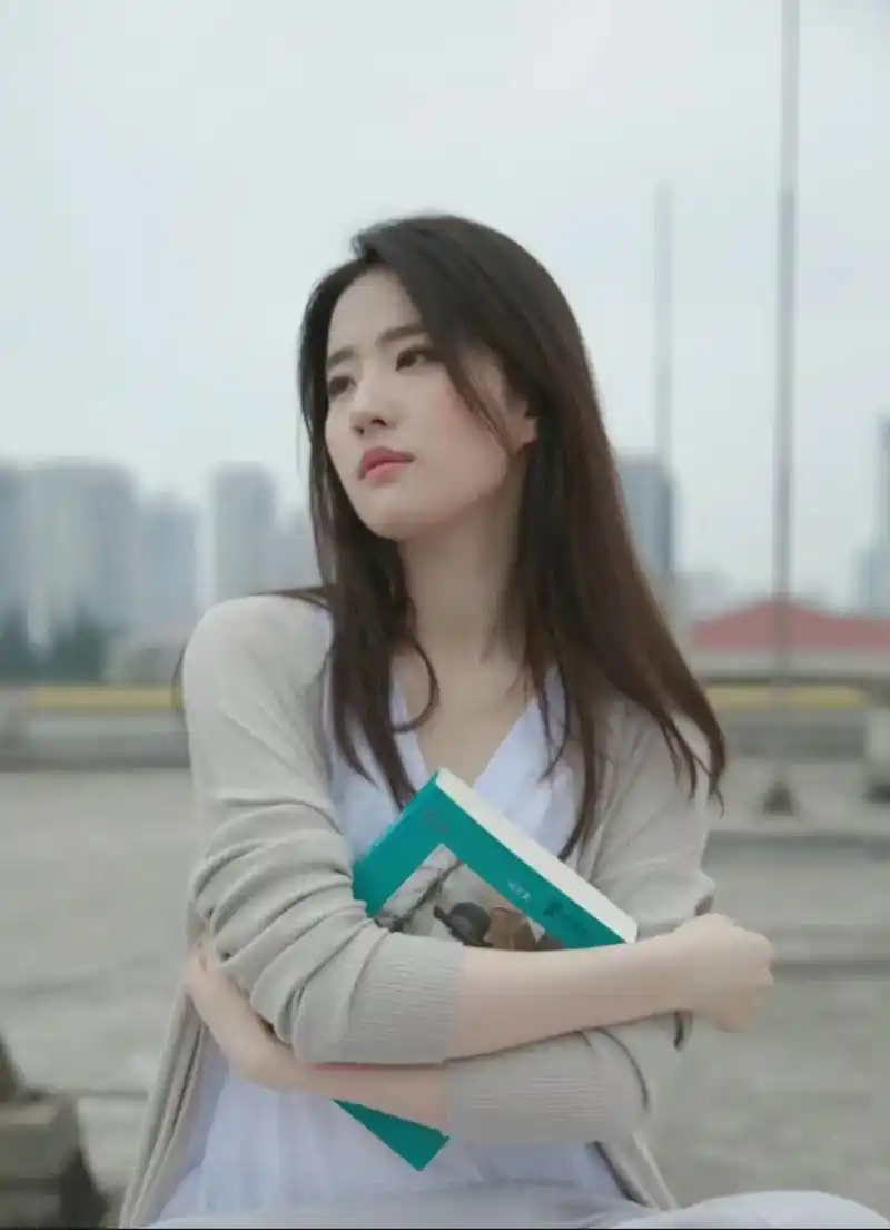 刘亦菲#撑伞#致青春 当时光流逝,兜兜转转,那个人,是否还 - 抖音