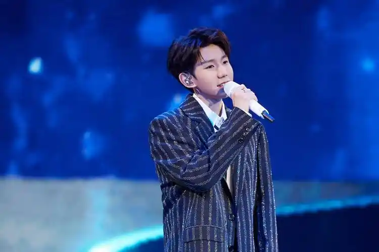 王源818演唱《流星也为你落下来》,身着带闪西装甜笑,超浪漫_罗伊