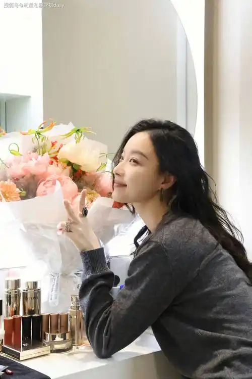 原创倪妮万种风情谁能抵挡灰色针织衫搭牛仔裤手上珐琅戒指很贵气