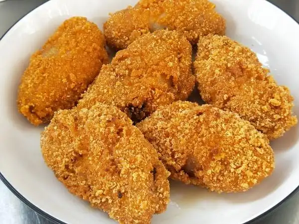 掌心化冰做的炸鸡翅中黄金面包糠鸡翅中