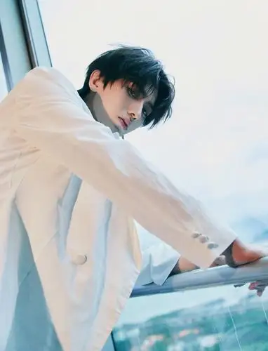 2021最新时尚帅气蔡徐坤白西装造型亮相简洁帅呆了